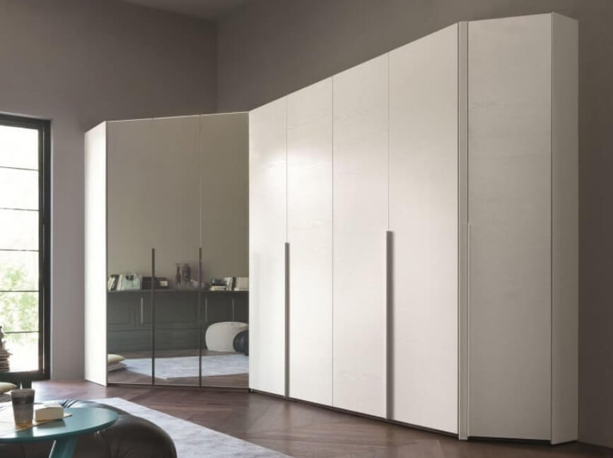 Угловой белый матовый 8-дверный распашной шкаф №744 с зеркалами на заказ